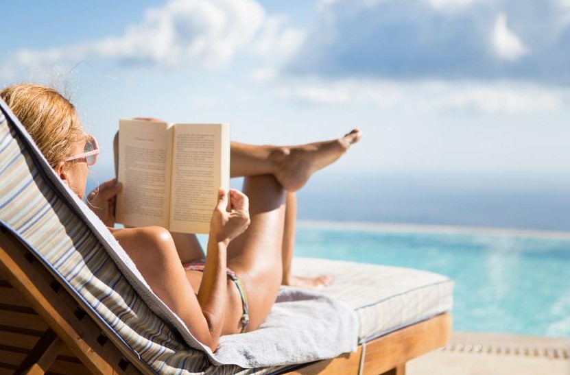 Что почитать летом: 7 умных книг с атмосферой абсолютного лаунжа