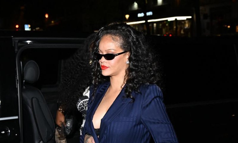 Rihanna устроила эффектный выход на концерте Céline Dion в Париже