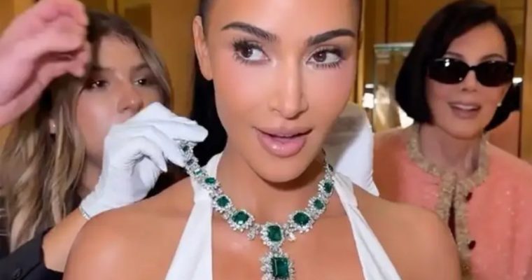 Ким Кардашьян примерила изумрудное колье Элизабет Тейлор за $12,7 млн