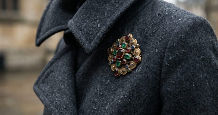 Как носить винтажные броши: главный тренд осени